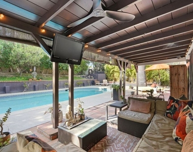 5507 Van Noord Avenue - Photo Thumbnail 17