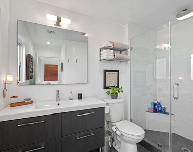 5507 Van Noord Avenue - Photo Thumbnail 25