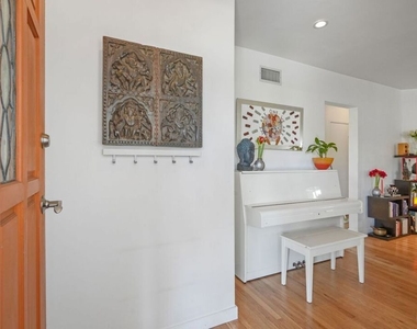 5507 Van Noord Avenue - Photo Thumbnail 14