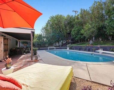 5507 Van Noord Avenue - Photo Thumbnail 9