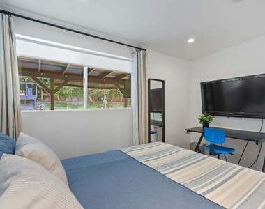 5507 Van Noord Avenue - Photo Thumbnail 16