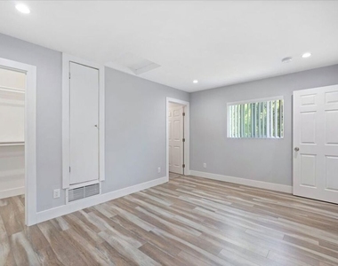 6652 Orion Avenue - Photo Thumbnail 16