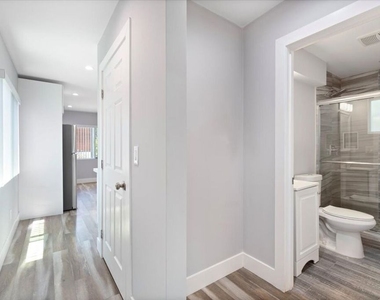 6652 Orion Avenue - Photo Thumbnail 6