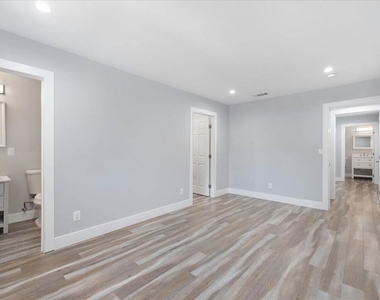 6652 Orion Avenue - Photo Thumbnail 14