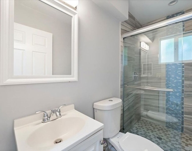 6652 Orion Avenue - Photo Thumbnail 7