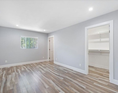 6652 Orion Avenue - Photo Thumbnail 12