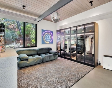 8967 Wonderland Park Avenue - Photo Thumbnail 25