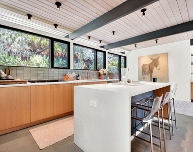8967 Wonderland Park Avenue - Photo Thumbnail 12