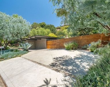 8967 Wonderland Park Avenue - Photo Thumbnail 34