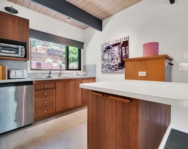 8967 Wonderland Park Avenue - Photo Thumbnail 31