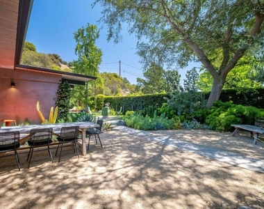8967 Wonderland Park Avenue - Photo Thumbnail 42