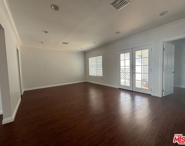 6537 Teesdale Avenue - Photo Thumbnail 8