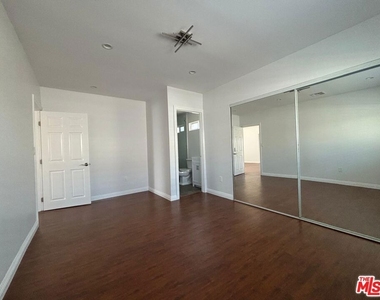 6537 Teesdale Avenue - Photo Thumbnail 15