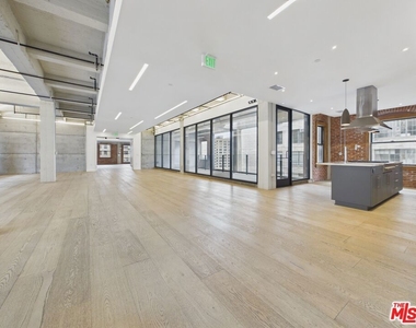 808 S Broadway Street - Photo Thumbnail 5