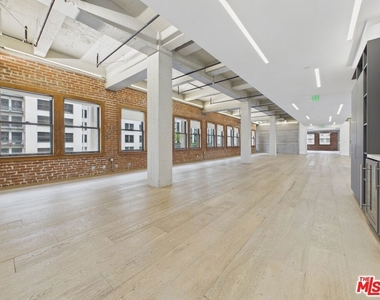 808 S Broadway Street - Photo Thumbnail 6