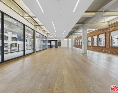 808 S Broadway Street - Photo Thumbnail 2