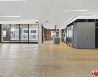 808 S Broadway Street - Photo Thumbnail 3