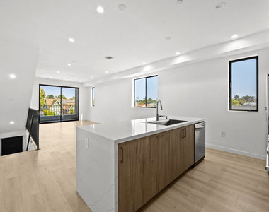 2123 S Cloverdale Avenue - Photo Thumbnail 7