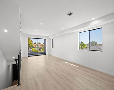 2123 S Cloverdale Avenue - Photo Thumbnail 3