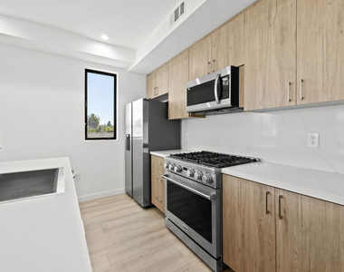 2123 S Cloverdale Avenue - Photo Thumbnail 8