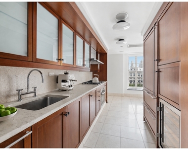 140 E 63rd St - Photo Thumbnail 5