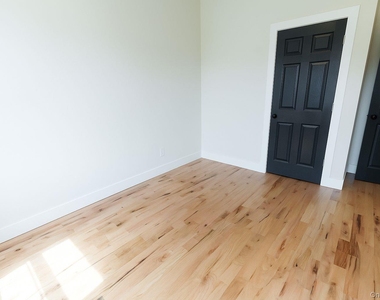 328 Columbia Street - Photo Thumbnail 8