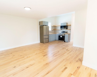 328 Columbia Street - Photo Thumbnail 4