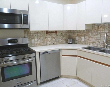 81 Pacific Boulevard - Photo Thumbnail 1