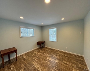 317 Overlook Court - Photo Thumbnail 3