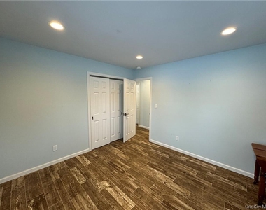 317 Overlook Court - Photo Thumbnail 4