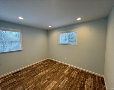317 Overlook Court - Photo Thumbnail 5