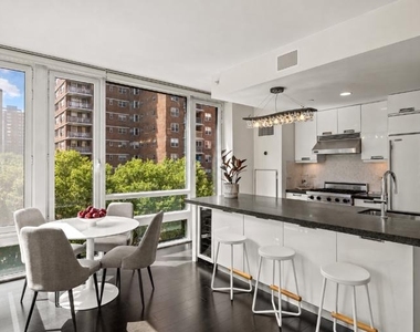 261 W 28th Street - Photo Thumbnail 3