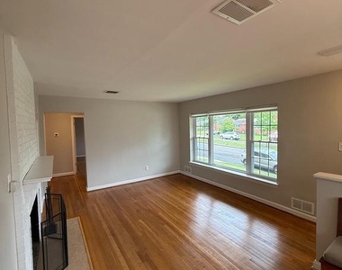 2632 N Sycamore Street - Photo Thumbnail 2