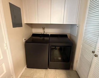 2632 N Sycamore Street - Photo Thumbnail 16