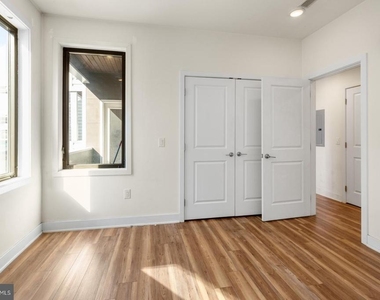 2411 Kensington Avenue - Photo Thumbnail 14