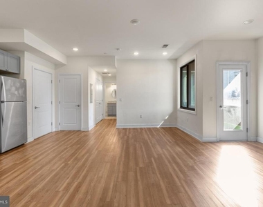 2411 Kensington Avenue - Photo Thumbnail 6