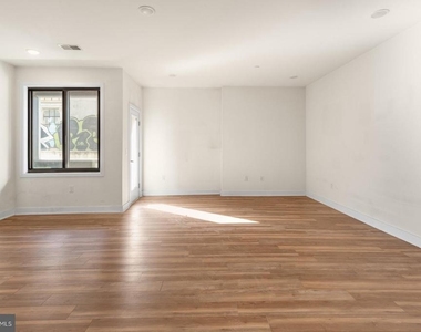 2411 Kensington Avenue - Photo Thumbnail 7