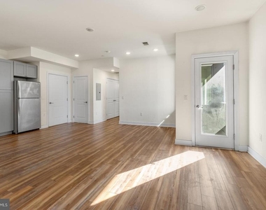 2411 Kensington Avenue - Photo Thumbnail 5