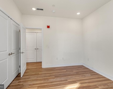 2411 Kensington Avenue - Photo Thumbnail 13