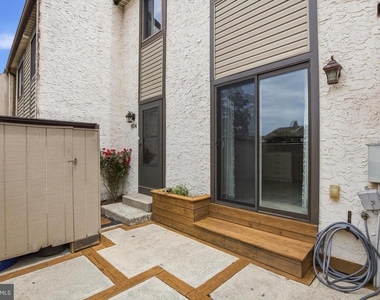 804 Bismark Way - Photo Thumbnail 2
