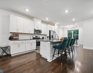 825 Pecan Road - Photo Thumbnail 9