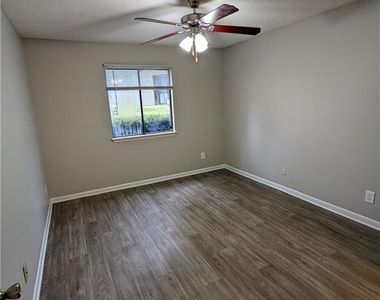 829 Applewood Lane - Photo Thumbnail 6