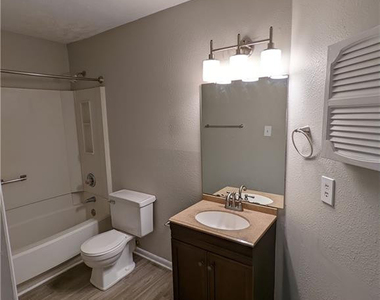 829 Applewood Lane - Photo Thumbnail 5