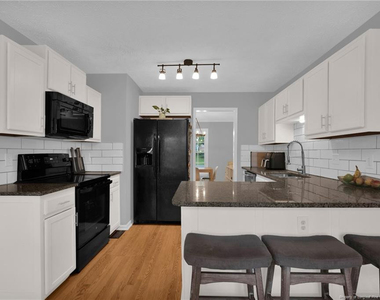 1928 Daphne Circle - Photo Thumbnail 12
