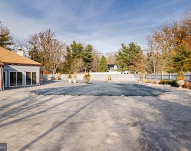 835 Chanticleer Drive - Photo Thumbnail 28