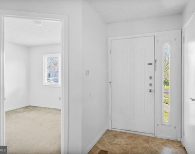 835 Chanticleer Drive - Photo Thumbnail 5