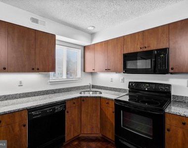 835 Chanticleer Drive - Photo Thumbnail 13