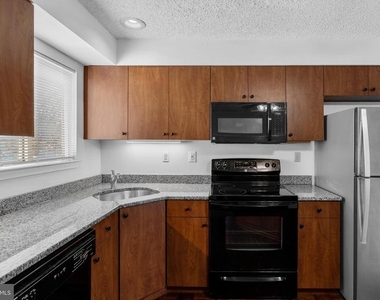 835 Chanticleer Drive - Photo Thumbnail 14