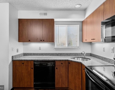 835 Chanticleer Drive - Photo Thumbnail 15