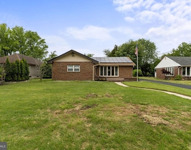 819 Mercer Street - Photo Thumbnail 2